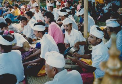 Bali Tirtagangga hindujuhla ihmiset by Vaula Norrena 1992