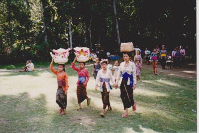 Bali Tirtagangga hindujuhla naiset kantavat uhrauksia by Vaula Norrena 1992