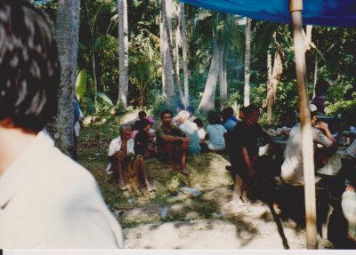 Bali miehiä katsomassa kukkotappelua pusikossa piilossa by Vaula Norrena 1992