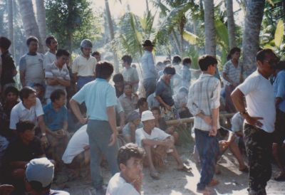 Bali miehiä katsomassa kukkotappelua by Vaula Norrena 1992