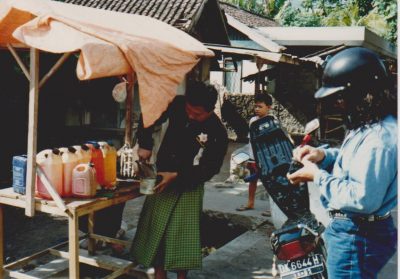 Bali bensaa ostetaan muovikanisterista tien varrelta by Vaula Norrena 1992