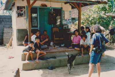 Bali porukkaa teellä pikkukaupan rappusilla by Vaula Norrena 1992