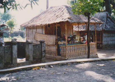 Bali Tirtagangga tienvarsi kioski by Vaula Norrena 1992