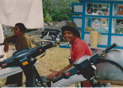 Bali Tirtagangga kaksi henkilöä kioskilla by Vaula Norrena 1992