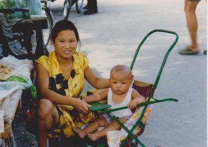Kiina Peking sivukadut äiti ja lapsi Vaula Norrena 1992